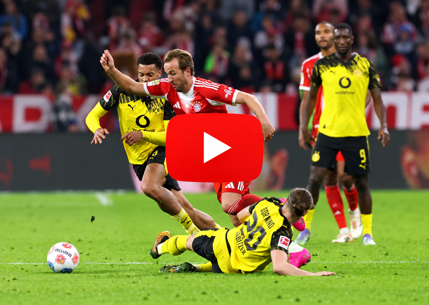 Bayern gegen Dortmund – Zweikampf auf dem Spielfeld mit Wiedergabesymbol